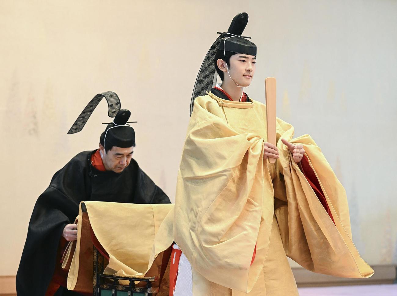 燕尾纓の冠を着け「加冠の儀」に臨まれる秋篠宮家の長男悠仁さま（代表撮影）