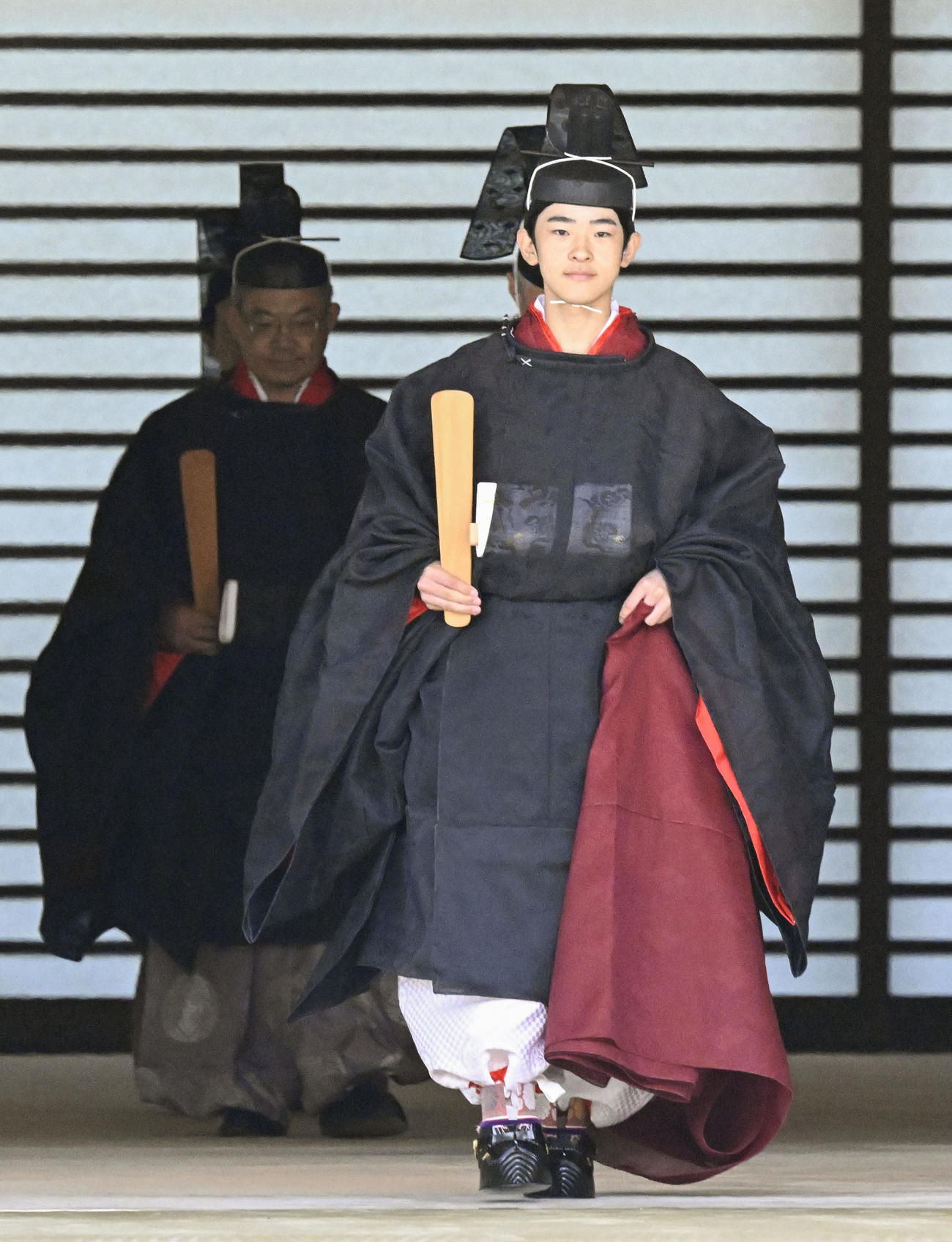 「加冠の儀」を終え、成年用の黒い装束で宮中三殿へ向かわれる秋篠宮家の長男悠仁さま（共同）