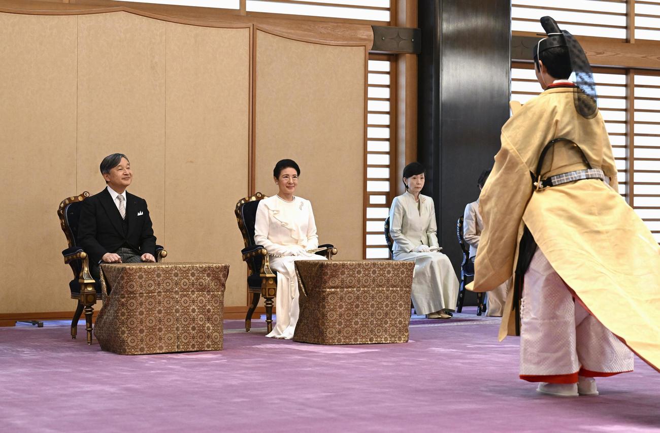「加冠の儀」で燕尾纓の冠を着け、天皇、皇后両陛下に謝意を伝えられる秋篠宮家の長男悠仁さま（代表撮影）