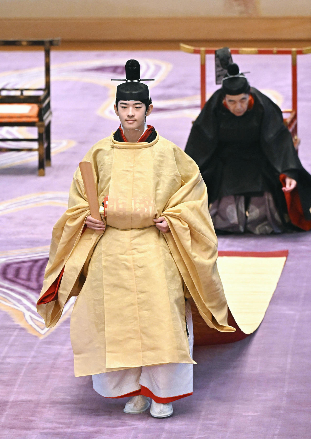 「加冠の儀」で燕尾纓の冠を着け、天皇、皇后両陛下の前に進まれる秋篠宮家の長男悠仁さま（代表撮影）