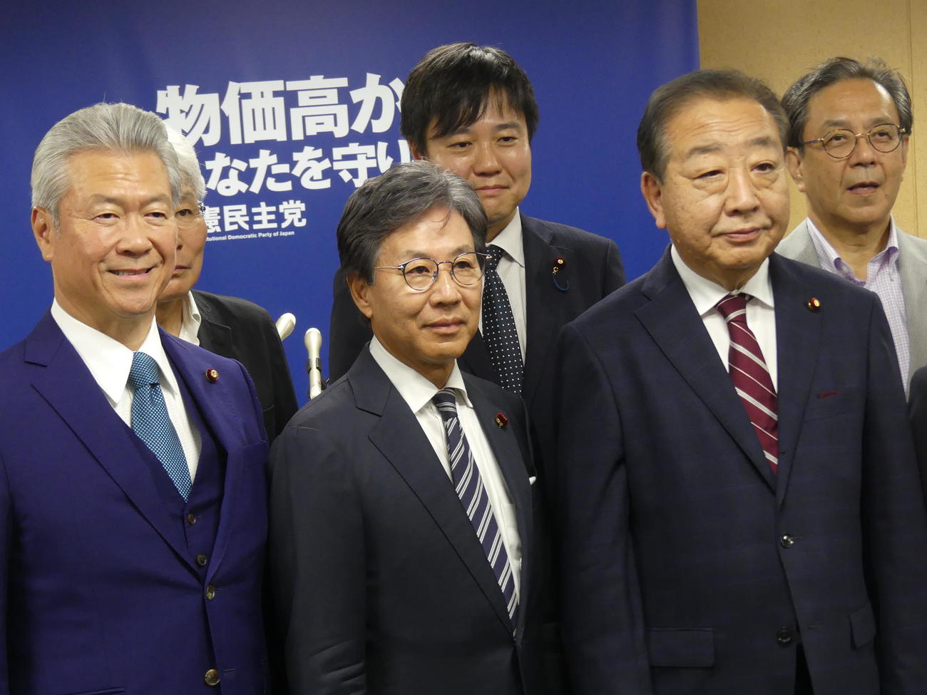 立憲民主党の新幹事長に就任した安住淳氏（前列中央）右は野田佳彦代表（撮影・中山知子）