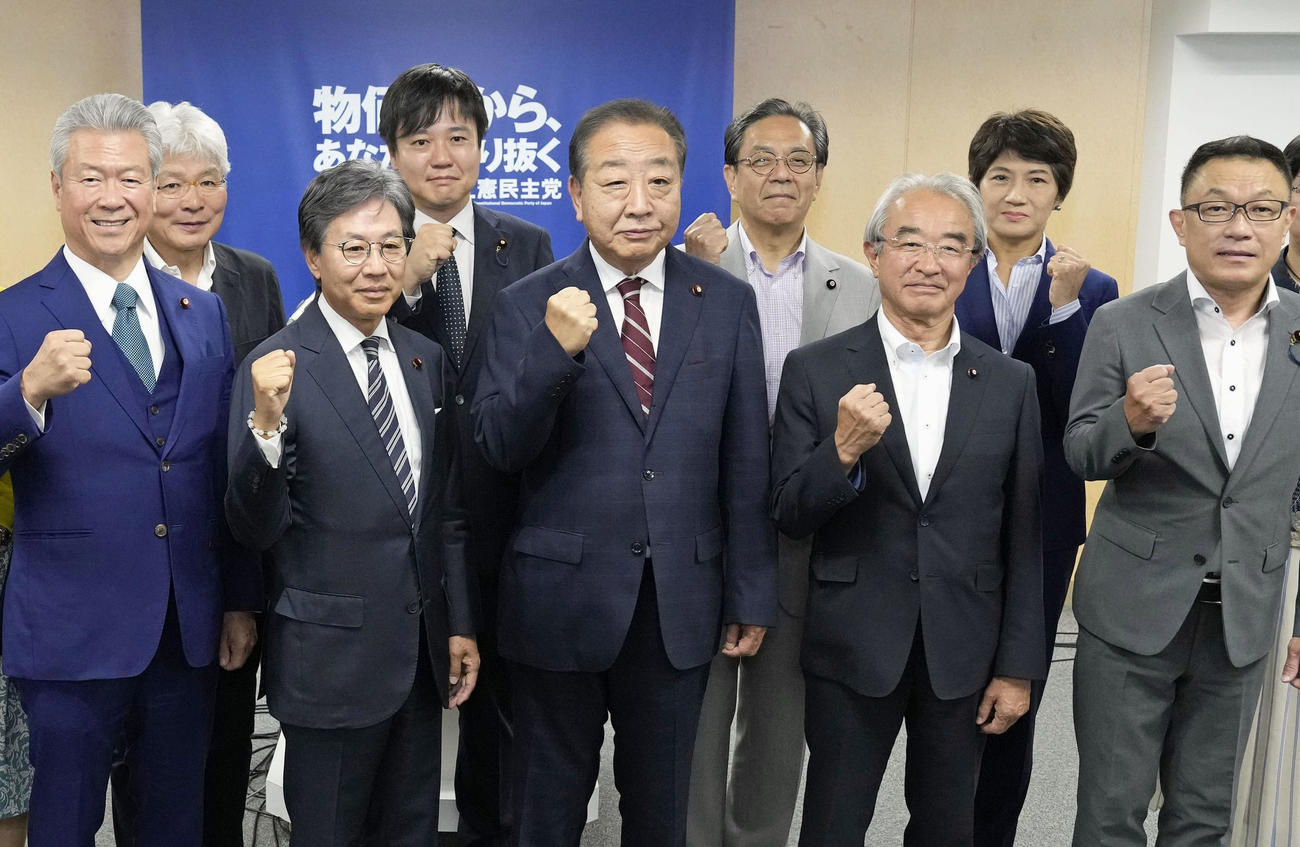 立憲民主党の両院議員総会を終え、新執行部と写真に納まる野田代表（前列中央）。左隣は安住幹事長（共同）