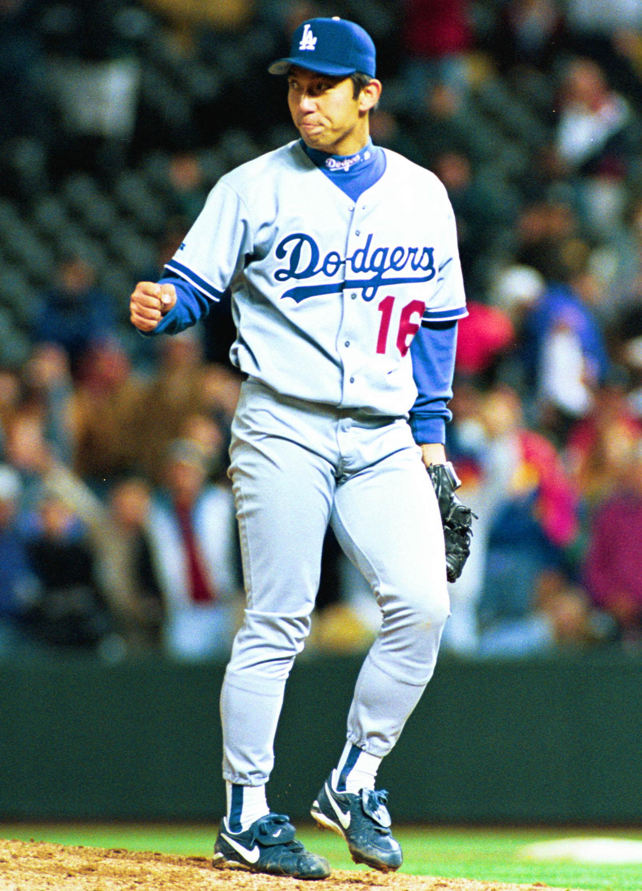 1996年9月17日、ノーヒットノーランを達成した野茂英雄はマウンド上で小さくガッツポーズ