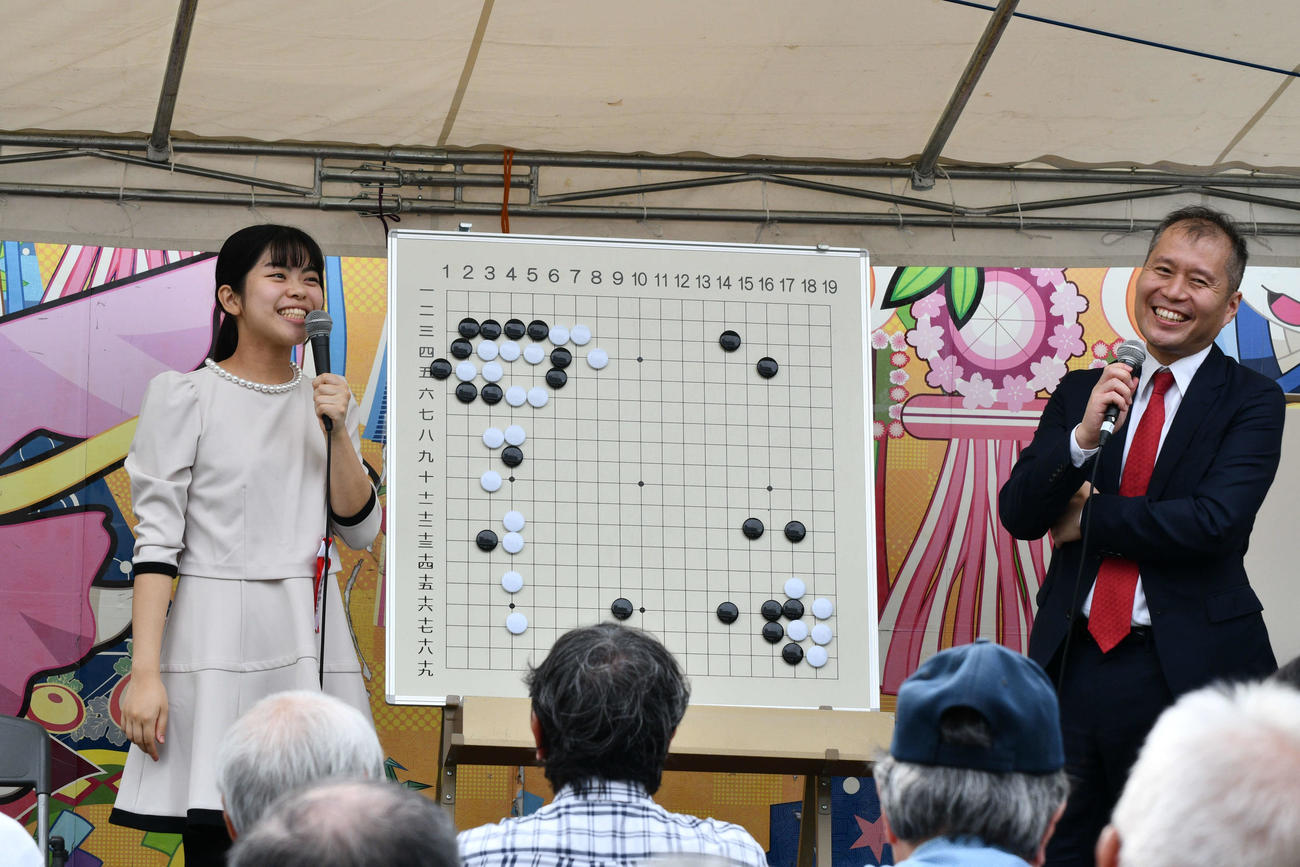 国際棋戦「SENKO CUP」で初優勝した囲碁をファンの前で振り返る上野梨紗女流棋聖（左、右は高尾紳路九段）