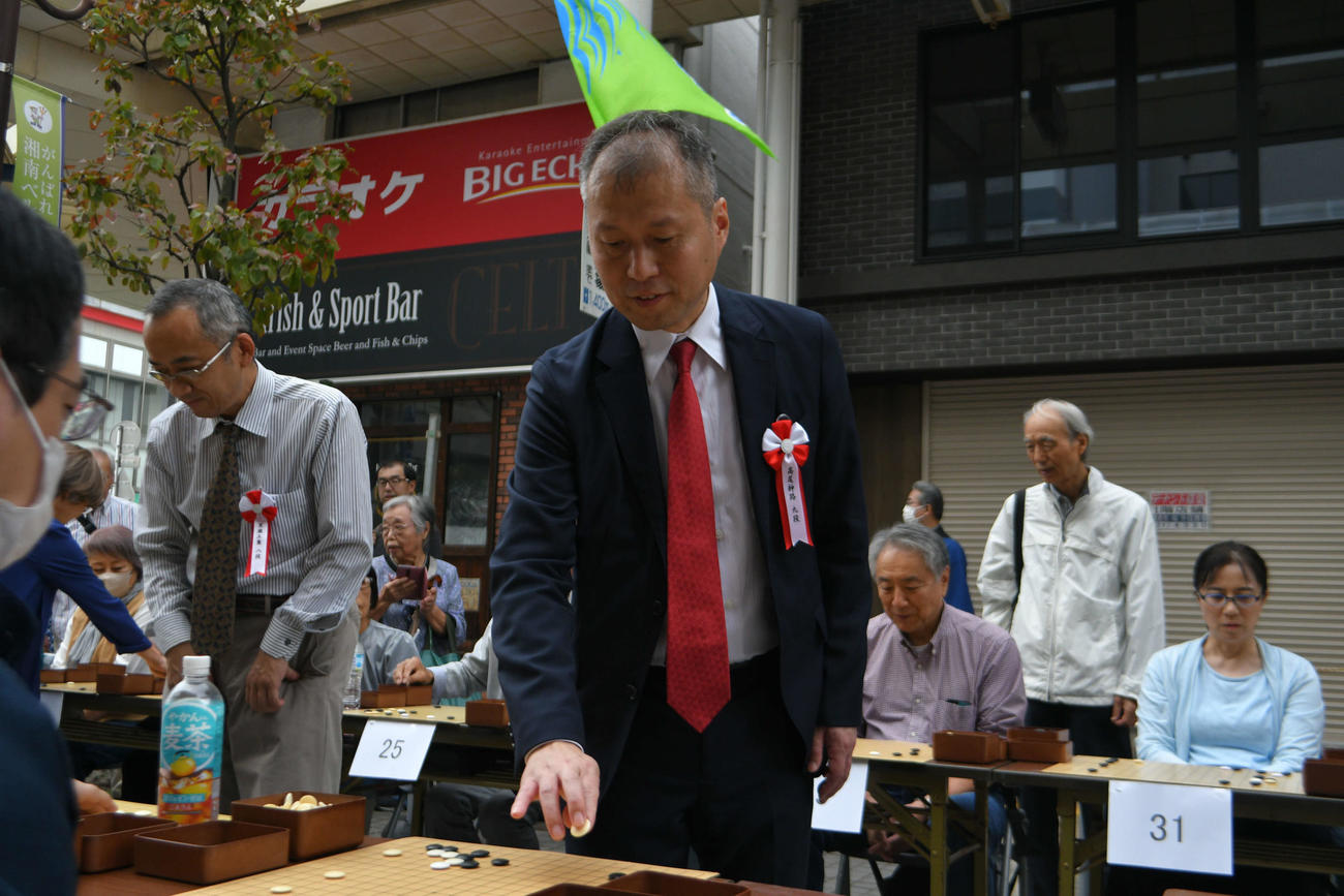 第28回湘南ひらつか囲碁まつりの1000面打ちでファンへの指導対局をこなす高尾紳路九段