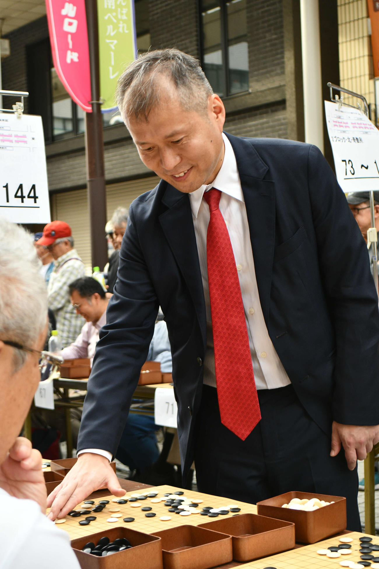 第28回湘南ひらつか囲碁まつりの1000面打ちでファンへの指導対局をこなす高尾紳路九段
