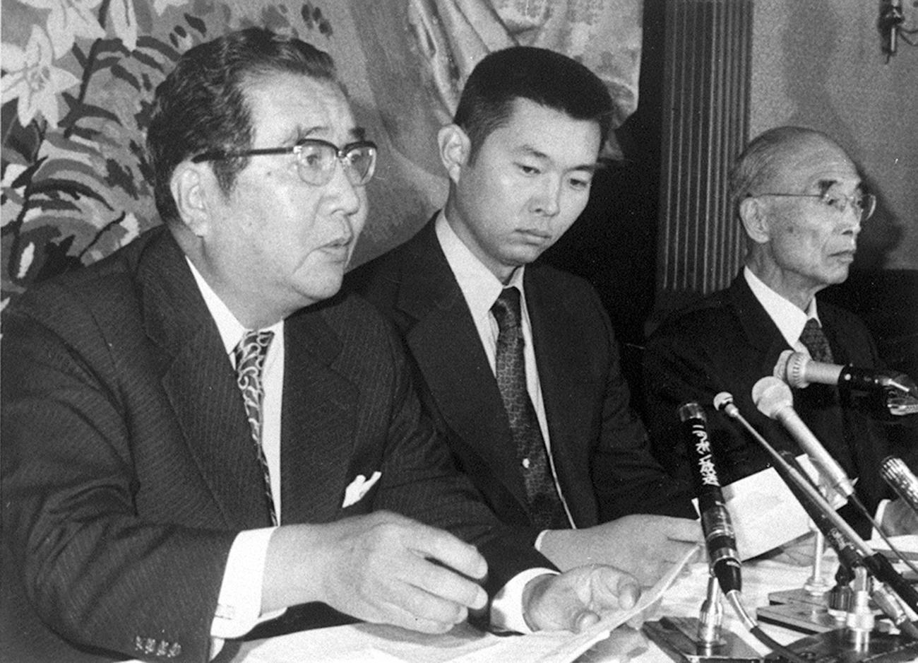 78年11月21日、ドラフト会議の前日に江川（中央）との契約を発表