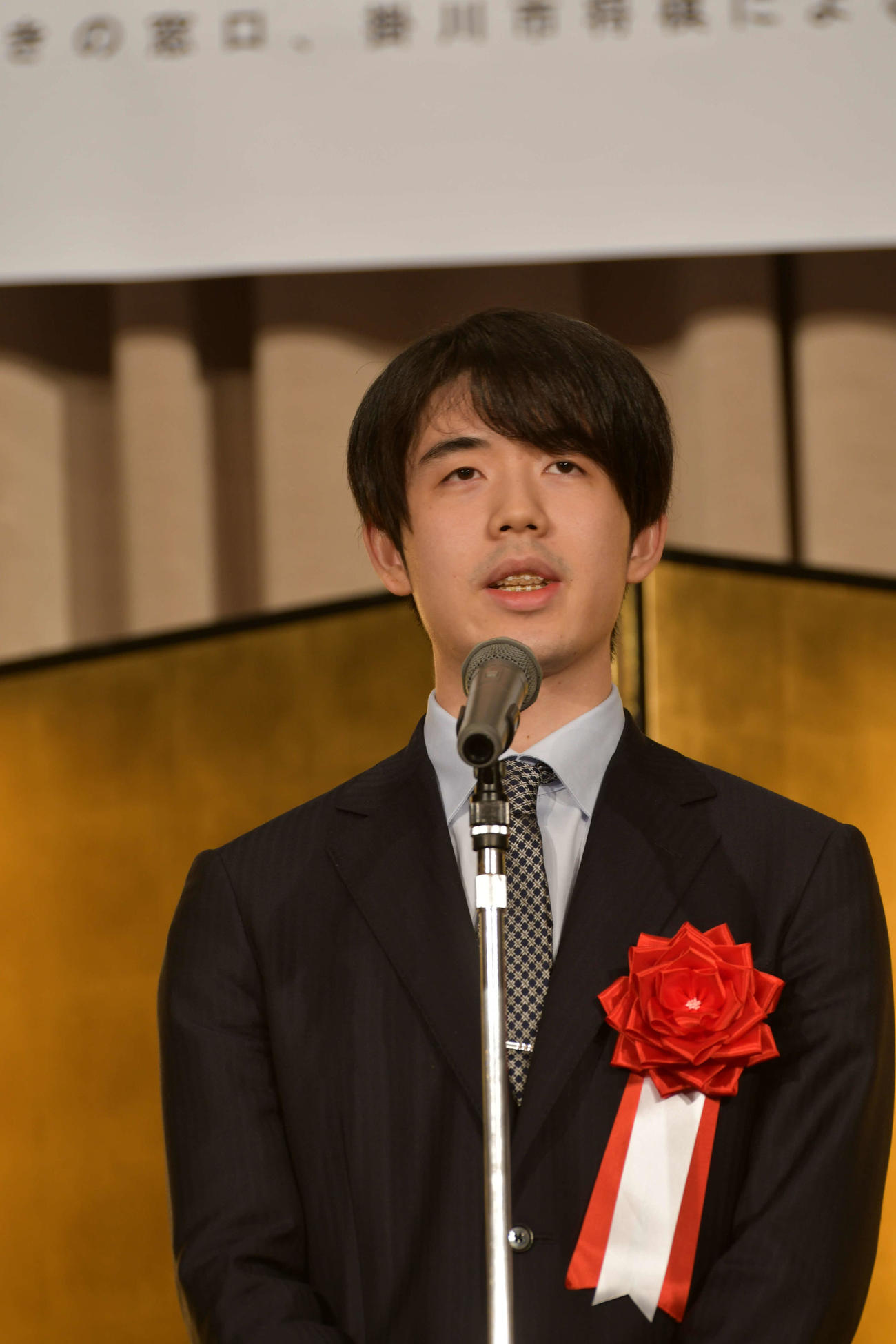 王将戦第1局の前夜祭で決意を表明する藤井聡太王将（2026年1月撮影）