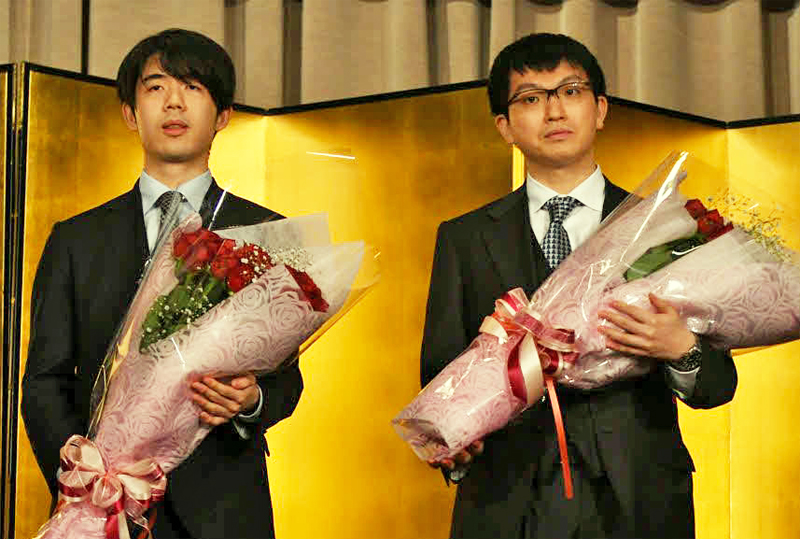 王将戦第1局前夜祭で花束を手にする藤井聡太王将（左）と永瀬拓矢九段（2026年1月撮影）
