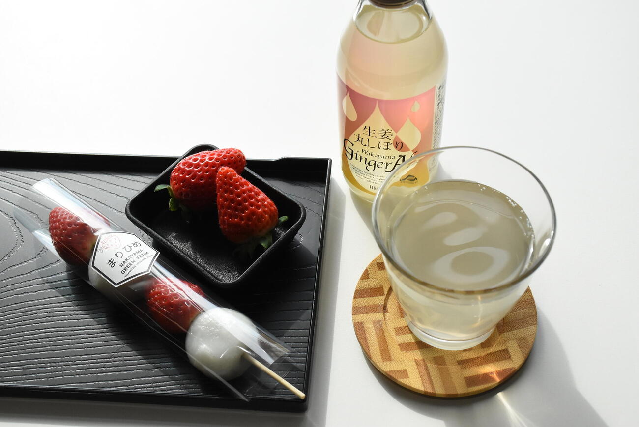 藤井聡太王将の午前のおやつ「「いちご大福串」「生姜丸しぼり　Wakayama GingerAle」（日本将棋連盟提供）