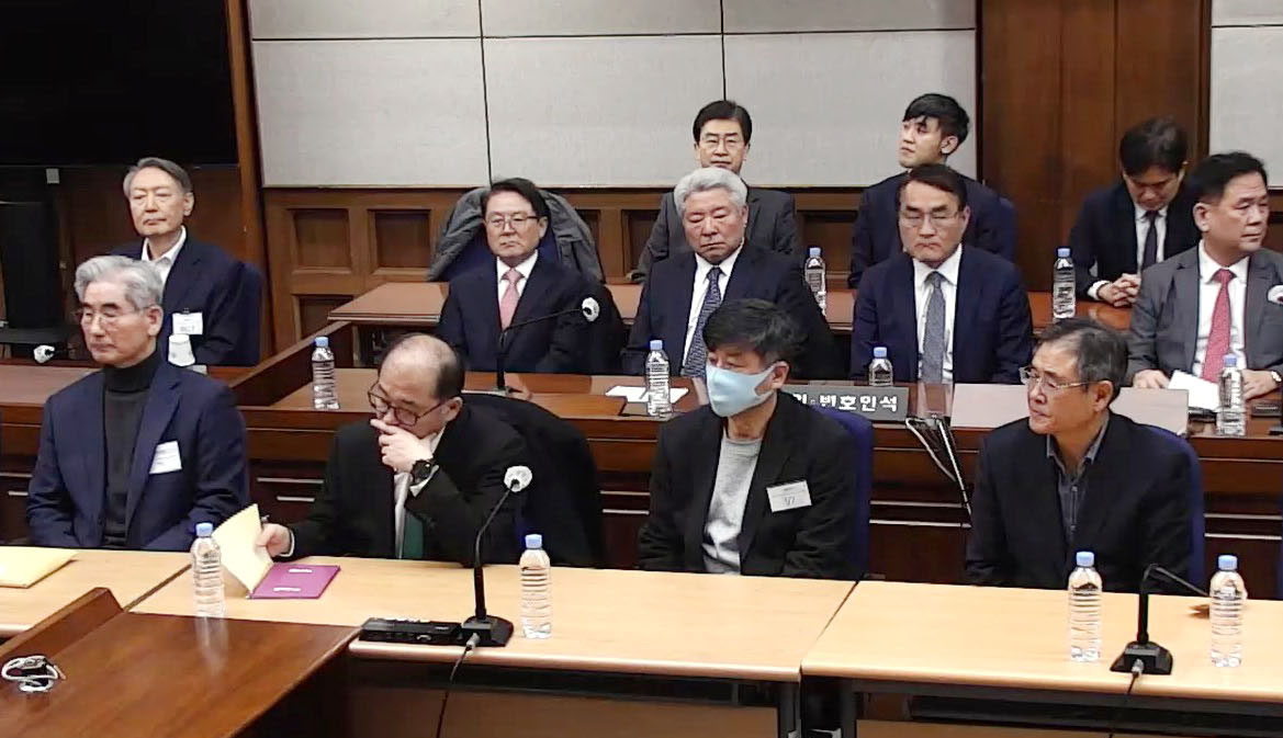 19日、ソウル中央地裁に出廷した韓国の尹錫悦前大統領（左奥）（地裁提供・聯合＝共同）