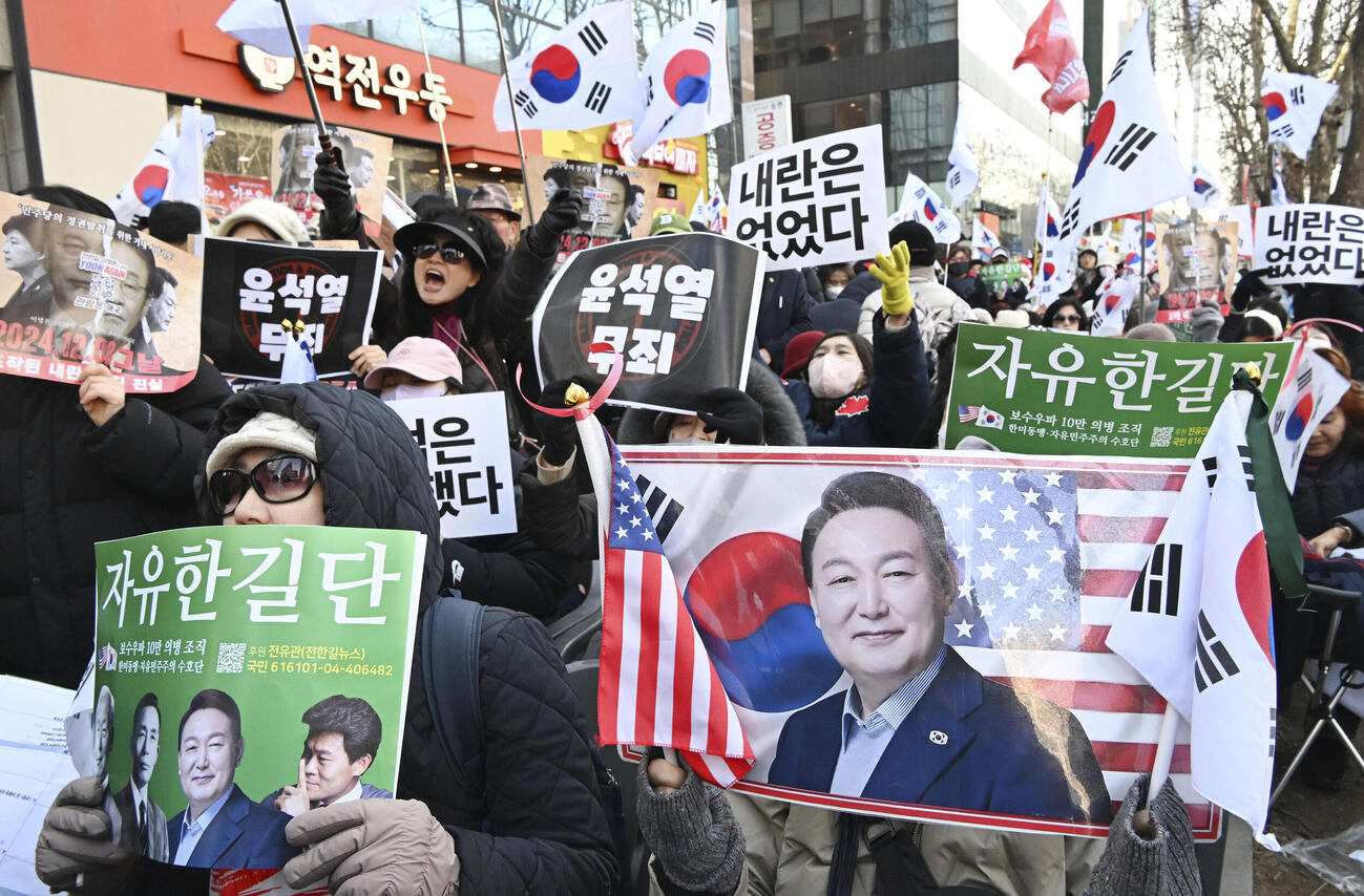 19日、韓国のソウル中央地裁の付近で、尹錫悦前大統領の無罪を訴える支持派の人々（共同）