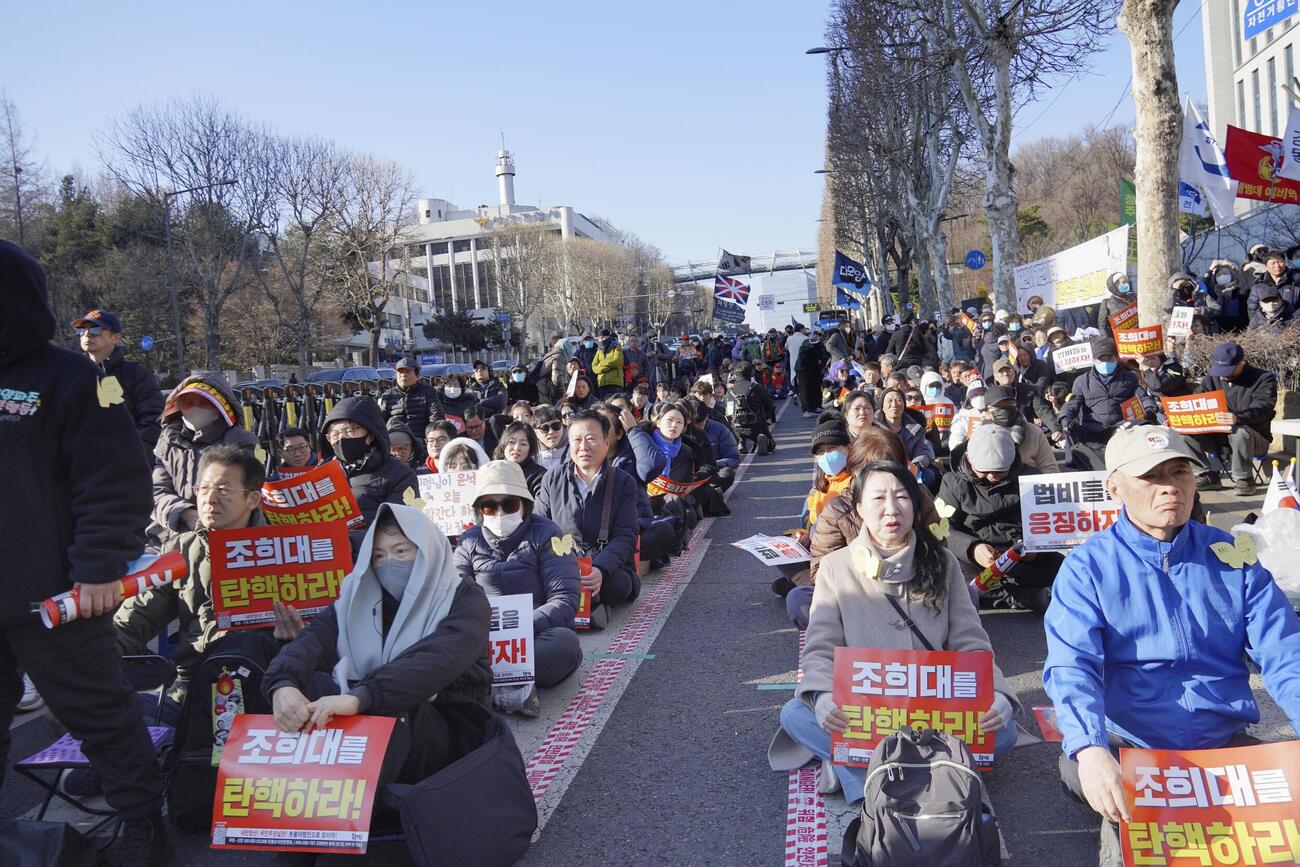 19日、韓国のソウル中央地裁の付近で、尹錫悦前大統領に厳罰を求める集会に集まった人々（共同）