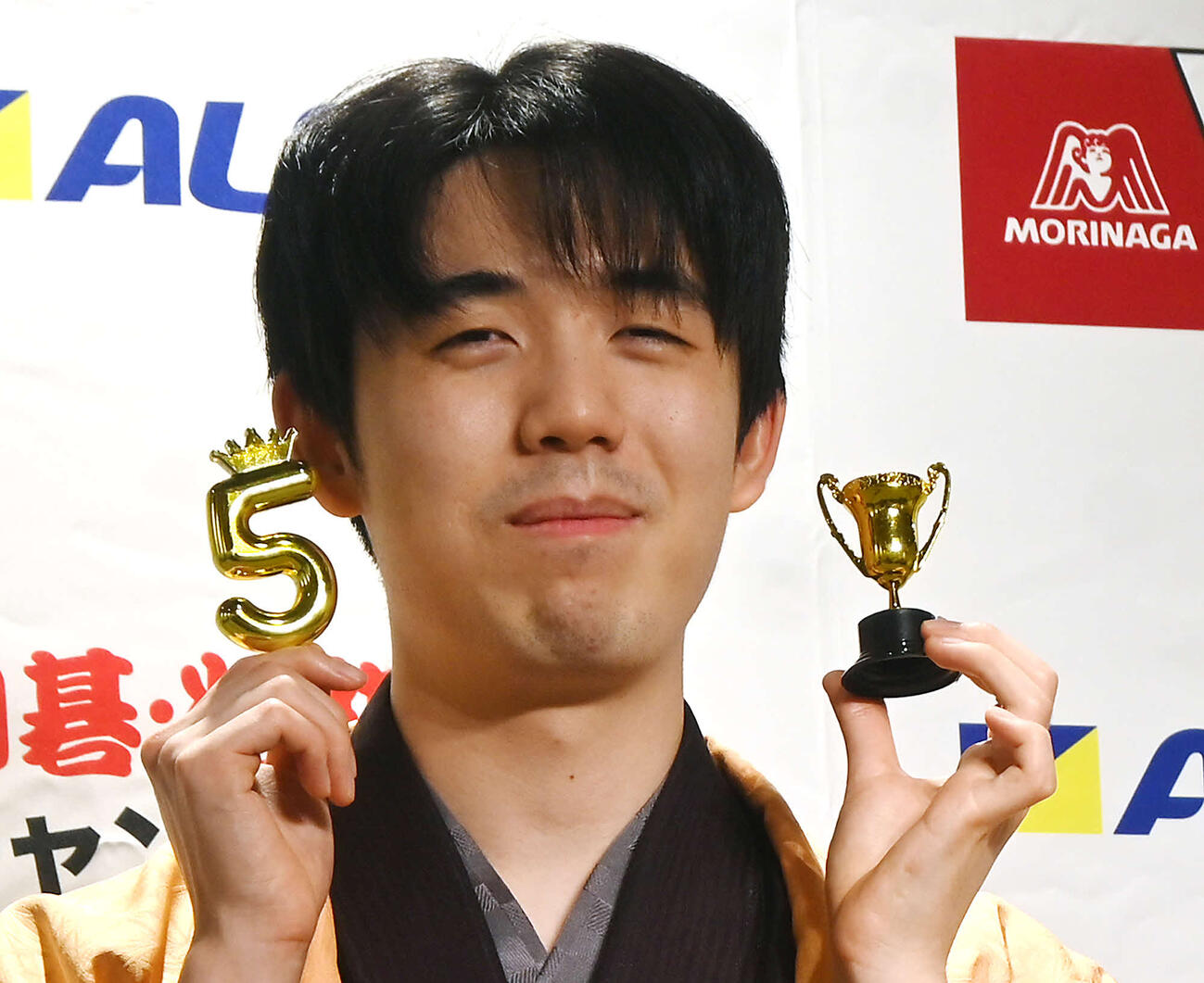 王将5連覇の「5」とミニトロフィーを持つ藤井聡太王将（撮影・松浦隆司）
