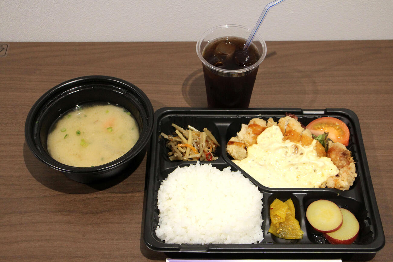 藤井聡太王将の昼食「チキン南蛮弁当」「アイスティー」（日本将棋連盟提供）