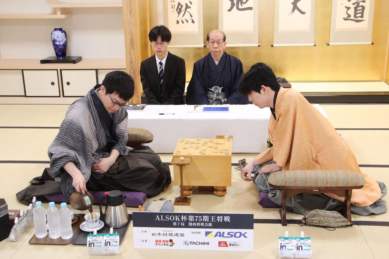 王将戦7番勝負第7局2日目に臨んだ藤井聡太王将（右）、手前は永瀬拓矢九段（日本将棋連盟提供）
