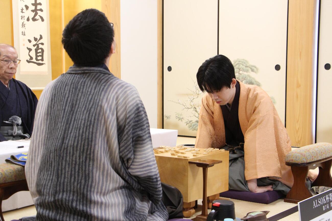 王将戦7番勝負第7局2日目に臨んだ藤井聡太王将、手前は永瀬拓矢九段（日本将棋連盟提供）