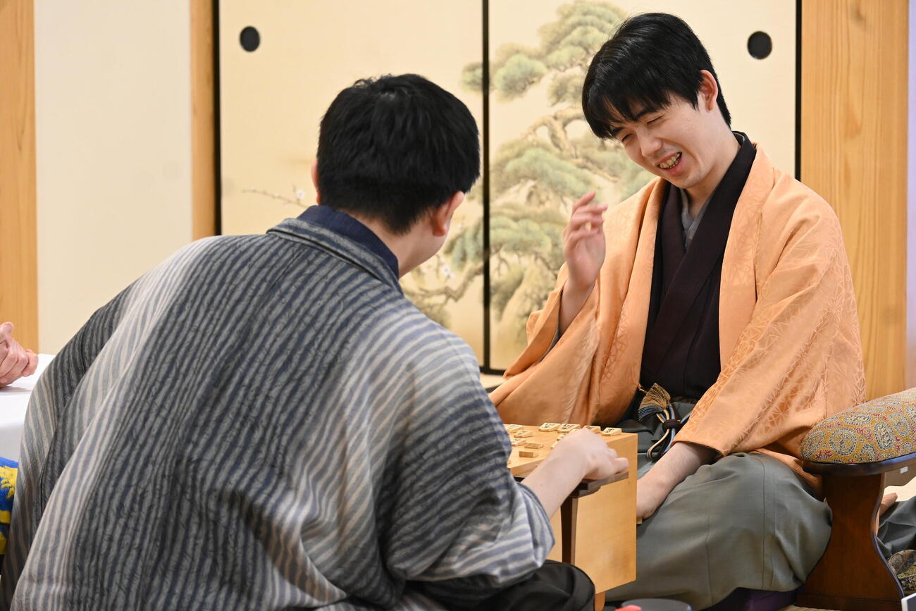 終局後、感想戦を行う藤井聡太王将（撮影・松浦隆司）