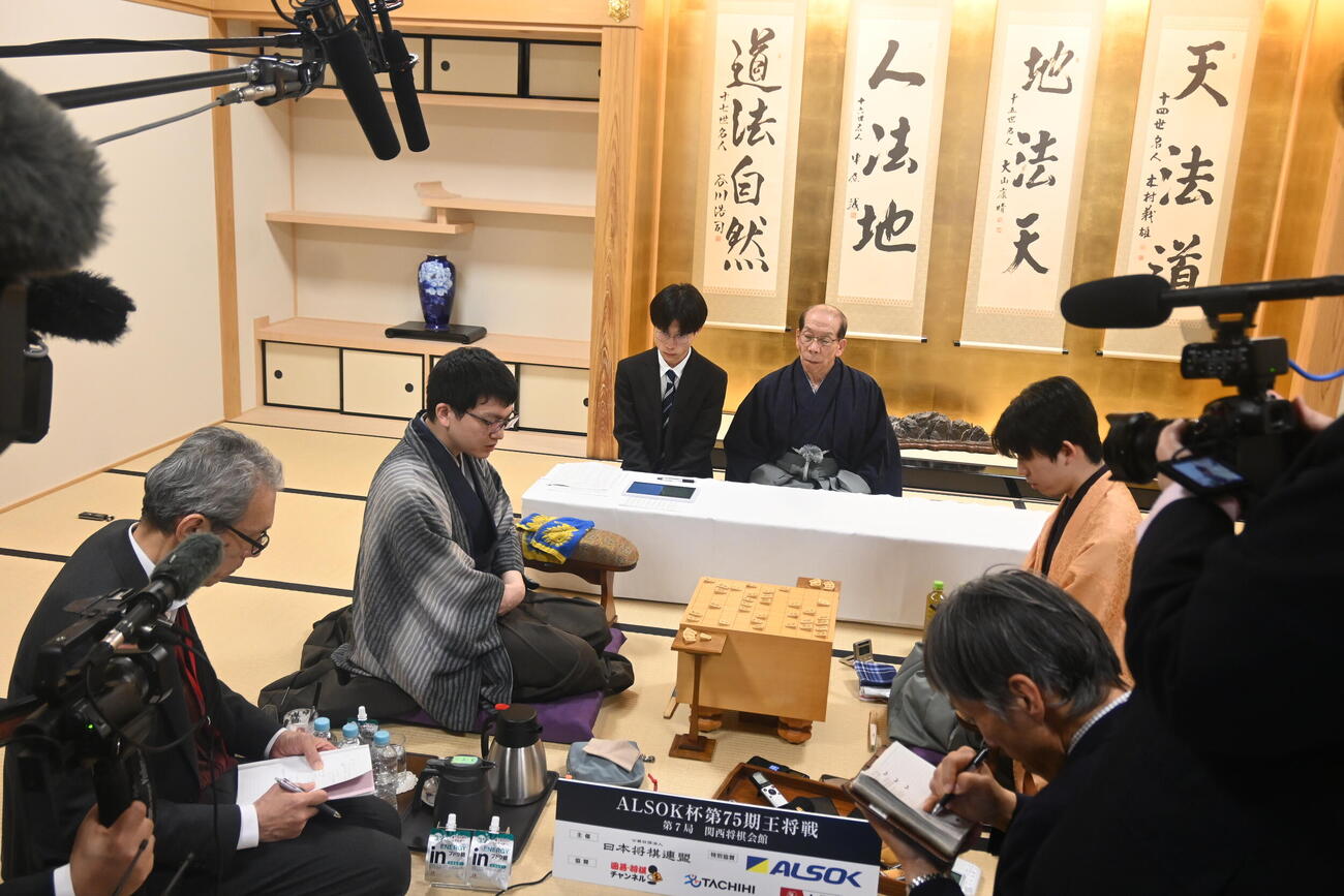終局後、インタビューに応じる永瀬拓矢九段（左）藤井聡太王将（撮影・松浦隆司）