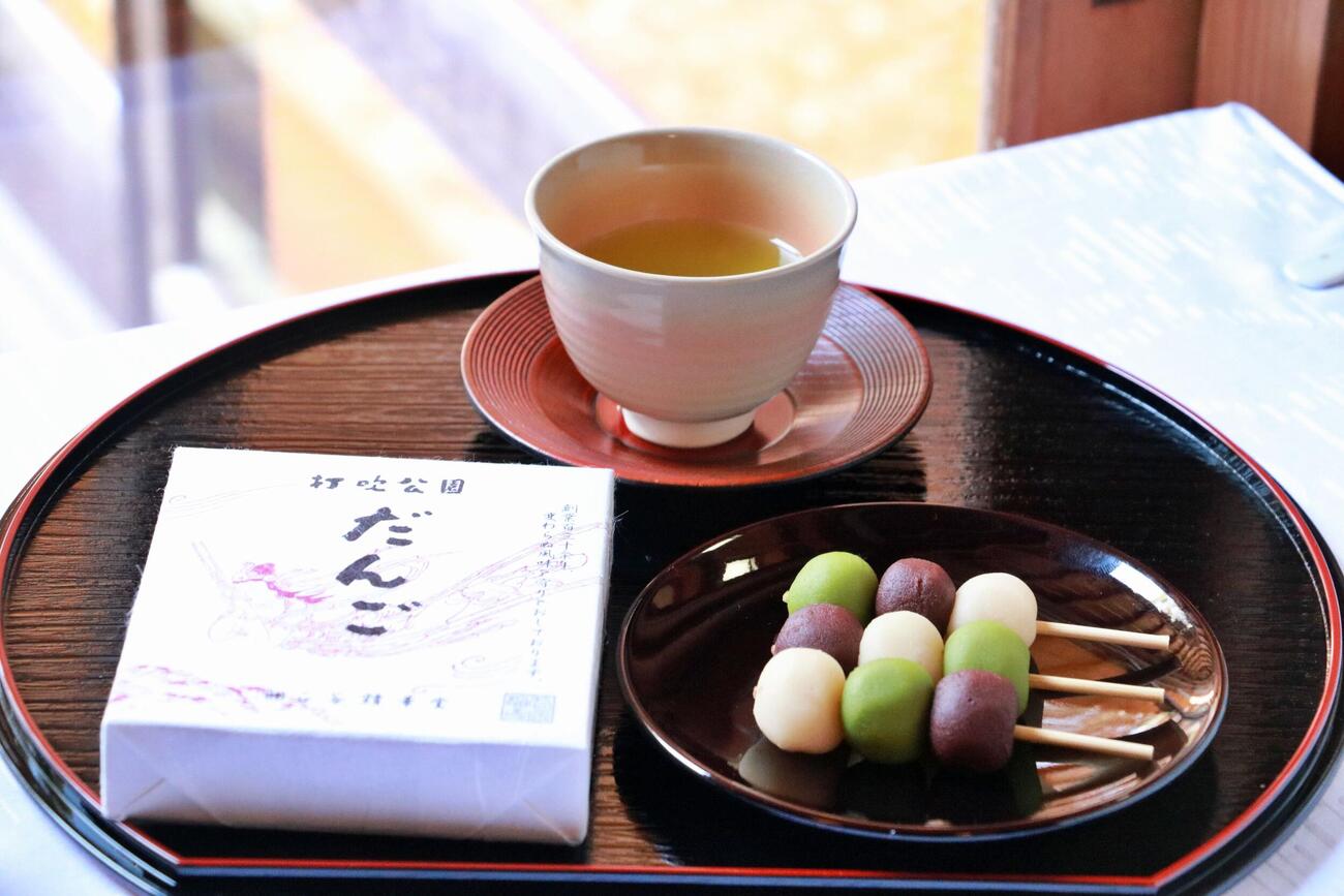 藤井聡太棋王の午前のおやつ「打吹公園だんご」「緑茶」（日本将棋連盟提供）