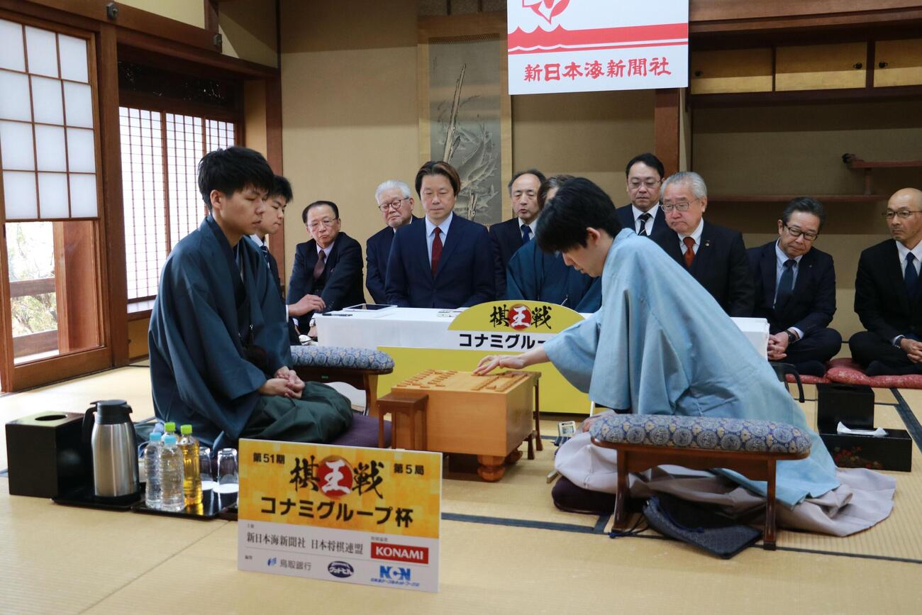 棋王戦5番勝負第5局に臨んだ藤井聡太棋王（右）増田康宏八段（日本将棋連盟提供）
