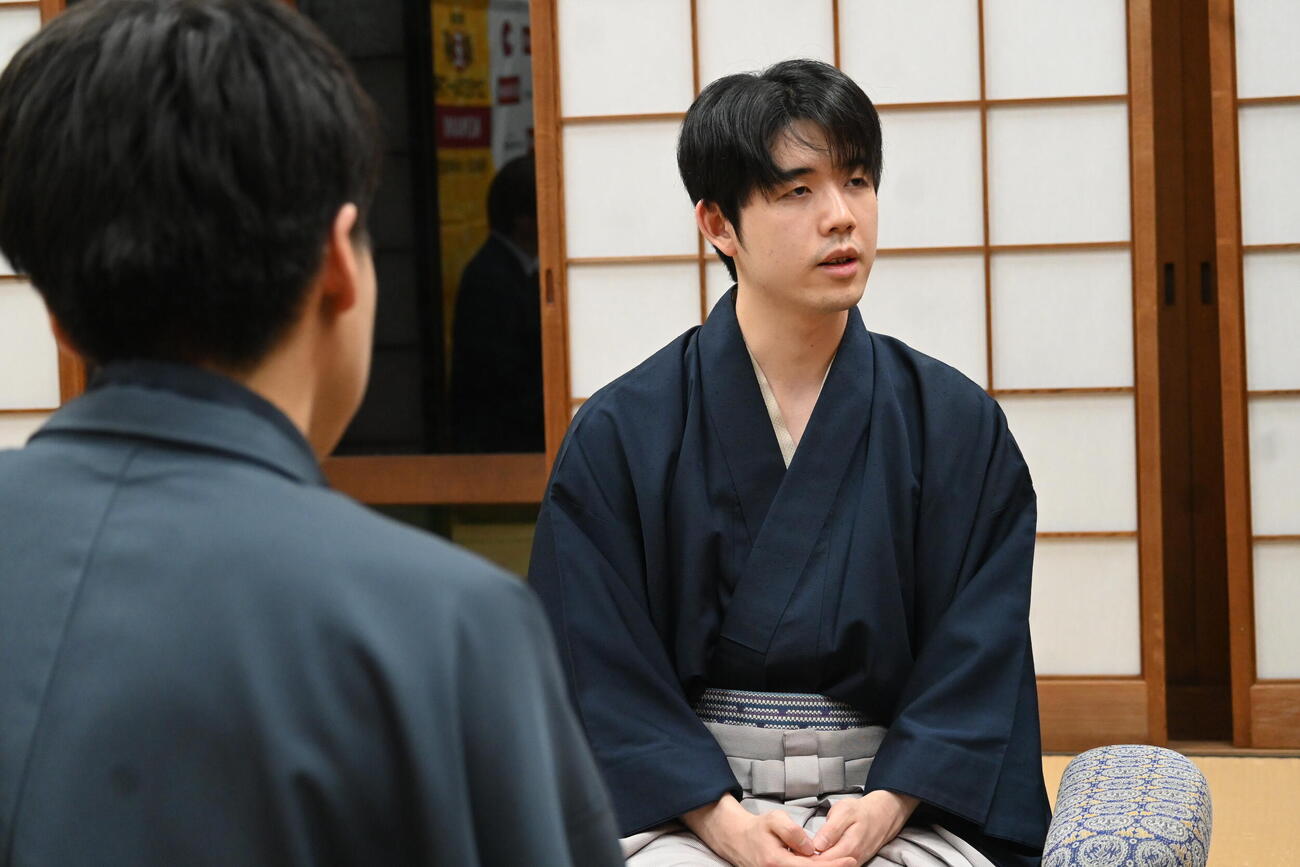 終局後、インタビューに応じる藤井聡太棋王（撮影・松浦隆司）
