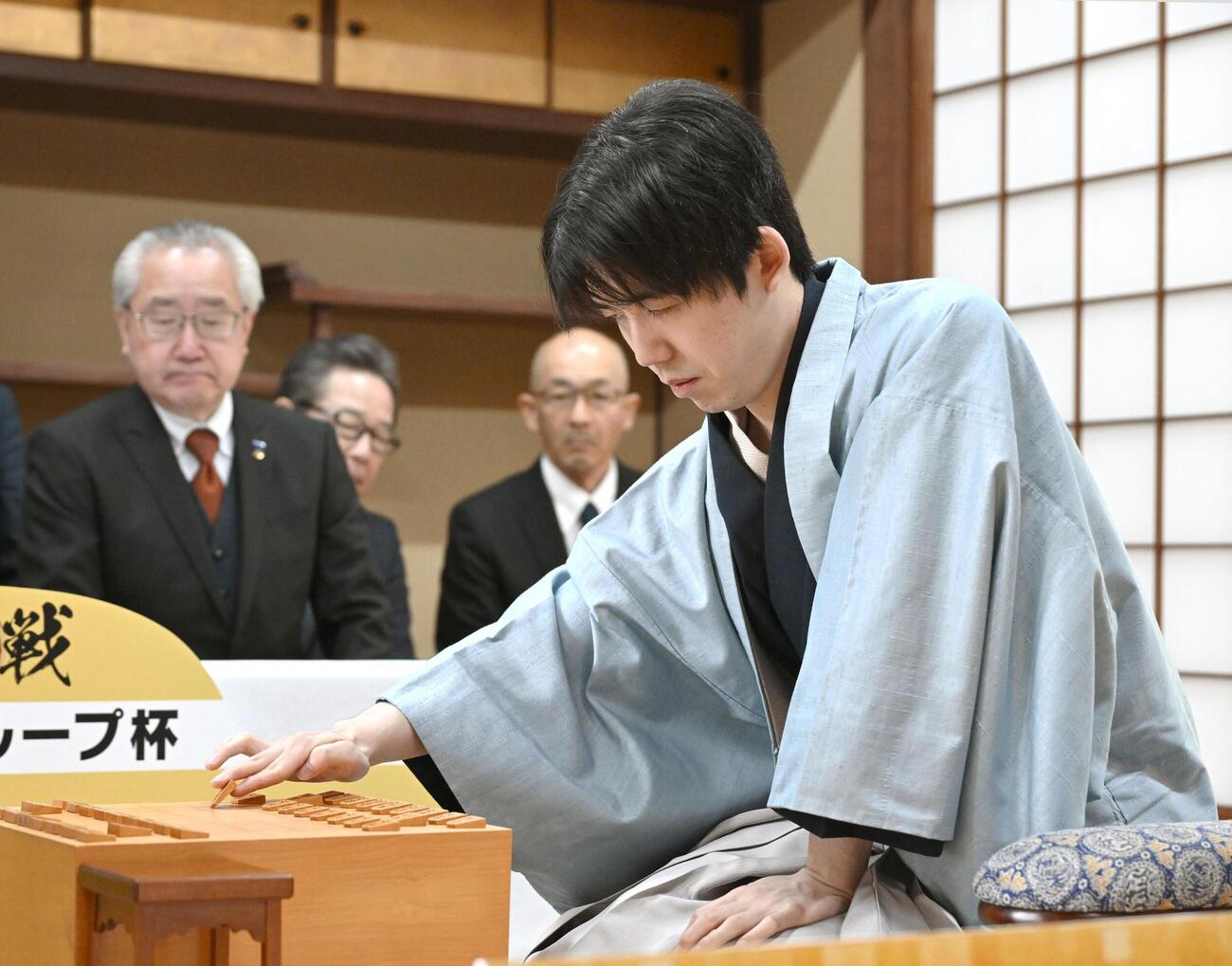将棋の第51期棋王戦コナミグループ杯5番勝負の第5局で、増田八段と対局する藤井棋王(共同)