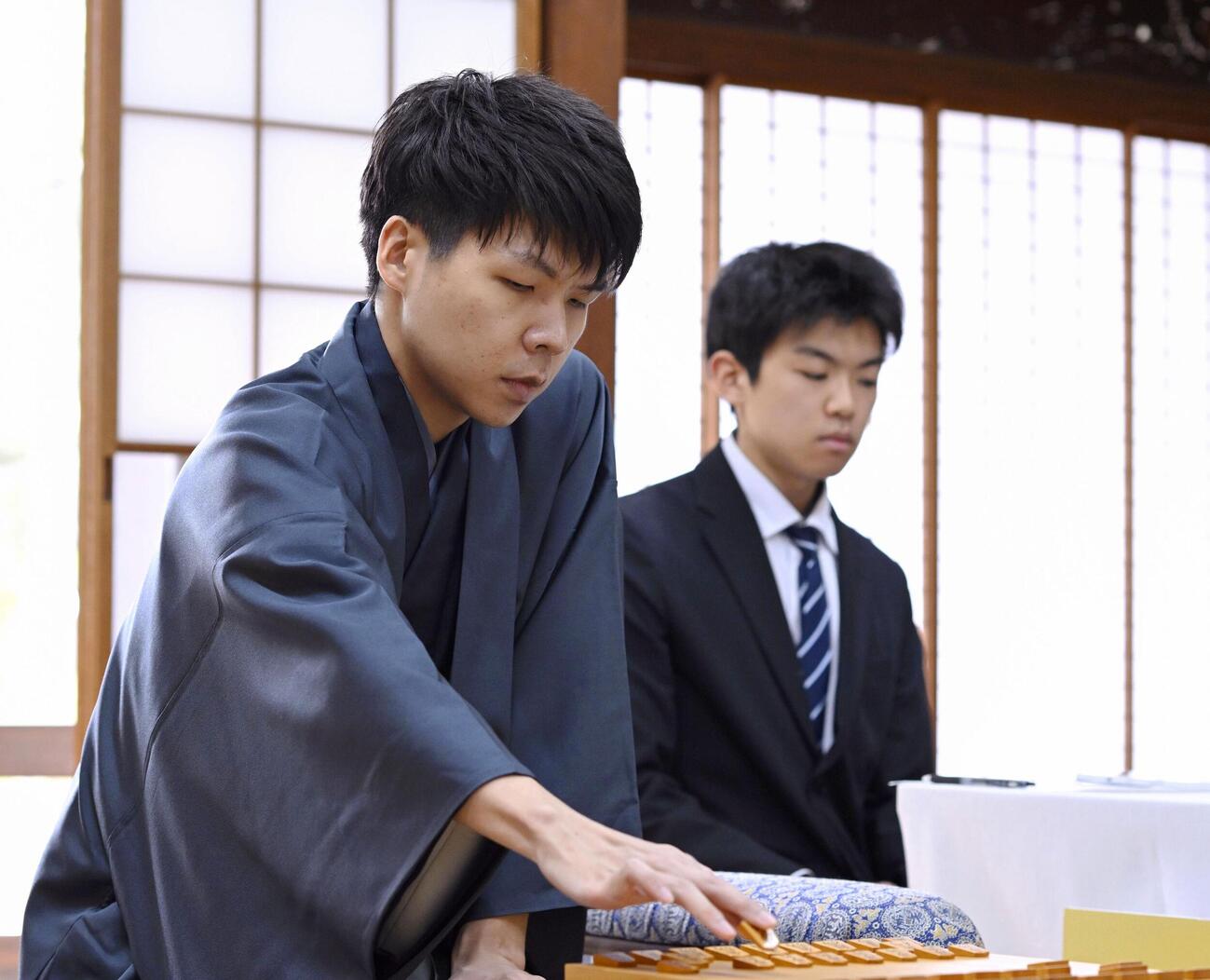 将棋の第51期棋王戦コナミグループ杯5番勝負の第5局で、藤井聡太棋王と対局する増田康宏八段＝29日午前、鳥取市(共同)