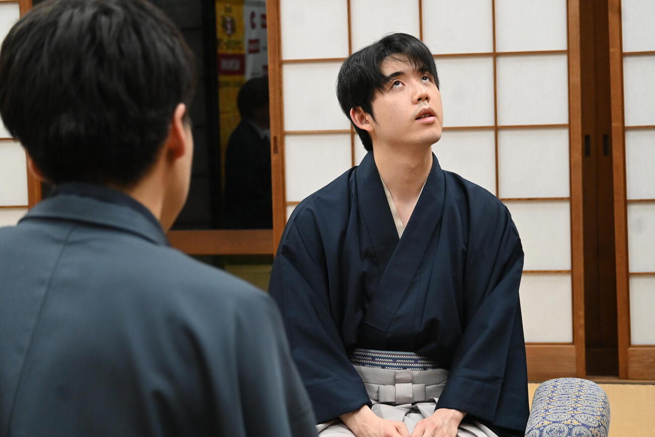 終局後、インタビューに応じる藤井聡太棋王（撮影・松浦隆司）
