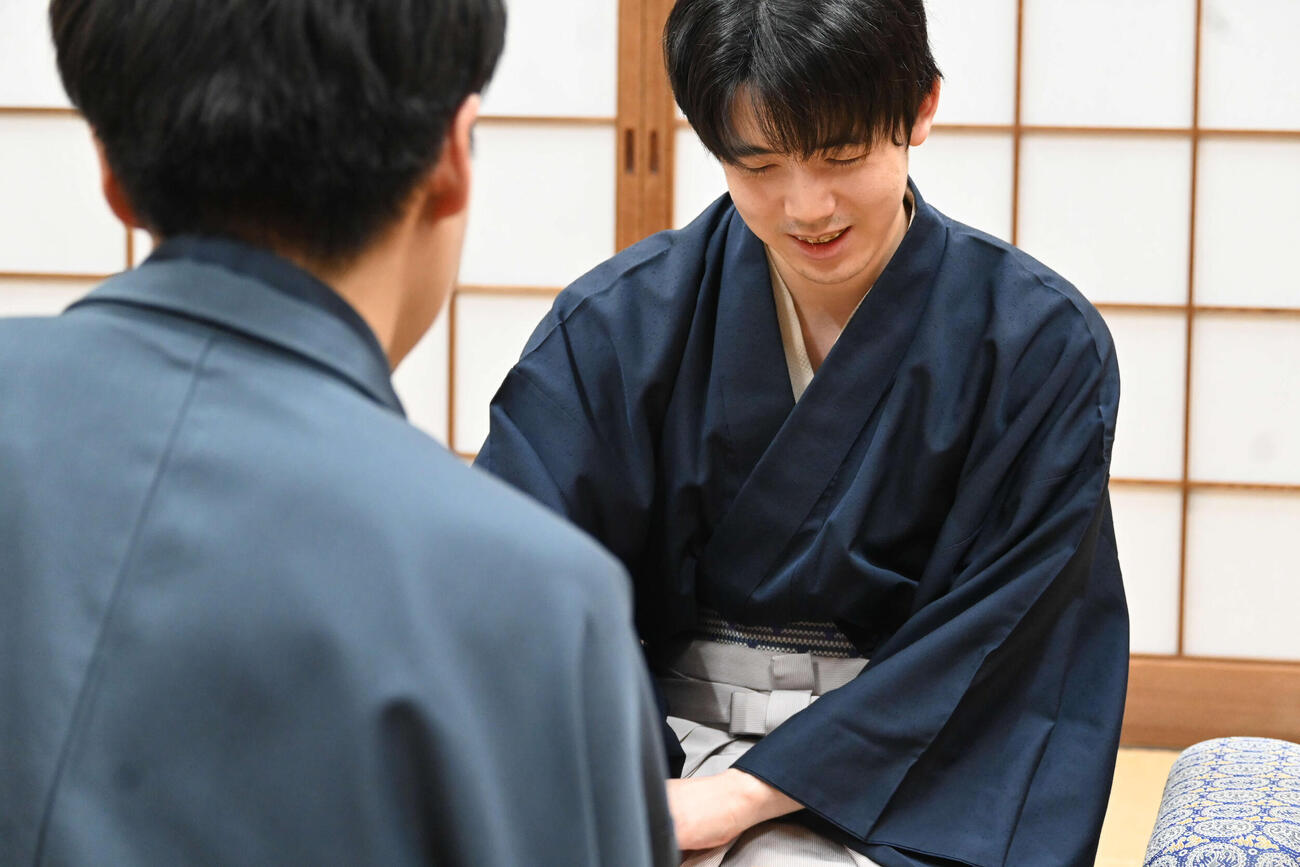 終局後、感想戦を行う藤井聡太棋王（撮影・松浦隆司）