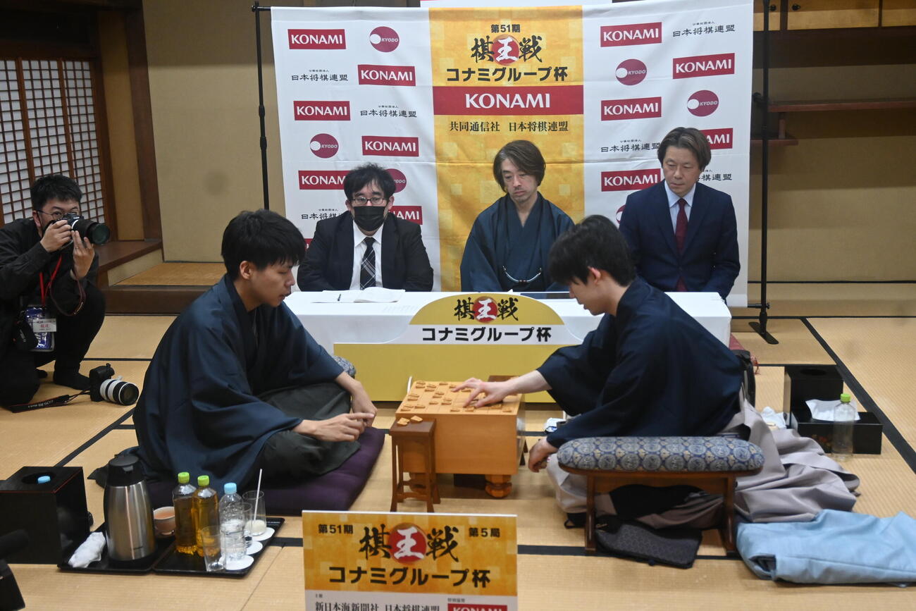 終局後、感想戦を行う藤井聡太棋王（右）増田康宏八段（撮影・松浦隆司）
