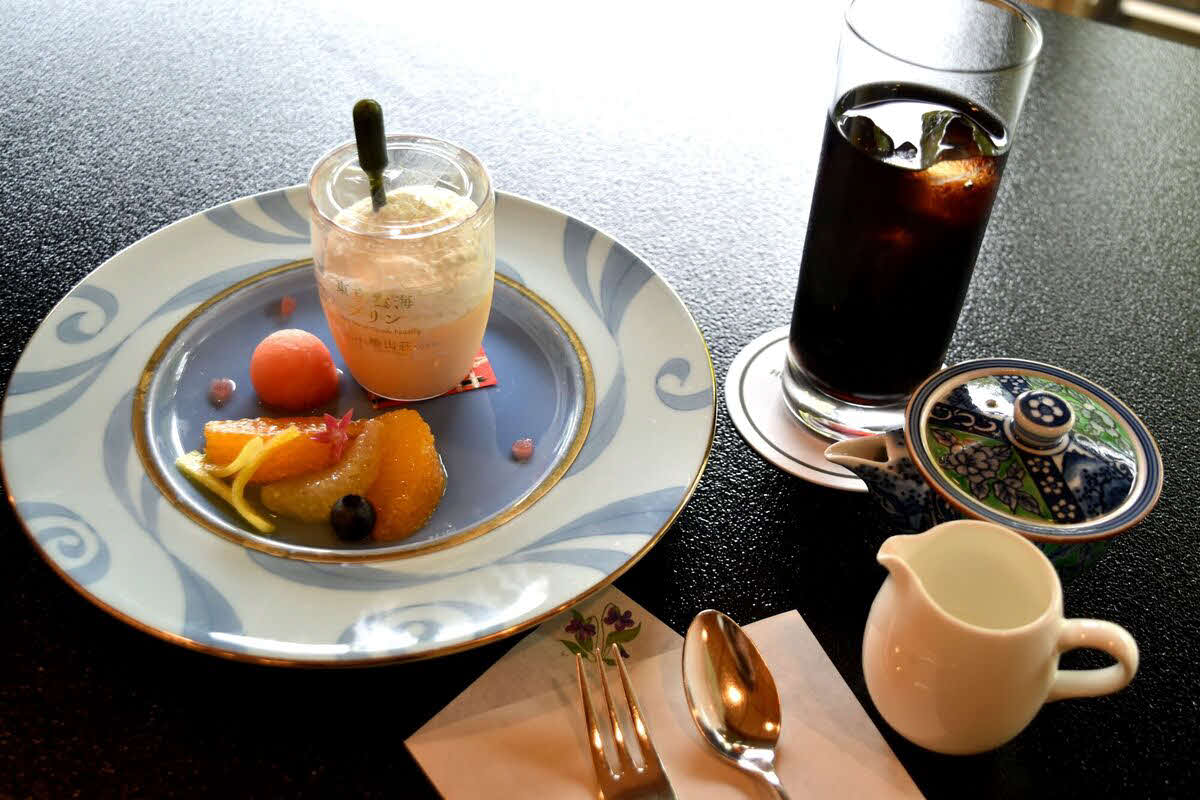 糸谷哲郎八段の2日目午後のおやつは「東京雲海プリン（抹茶）」とアイスコーヒー（日本将棋連盟提供）