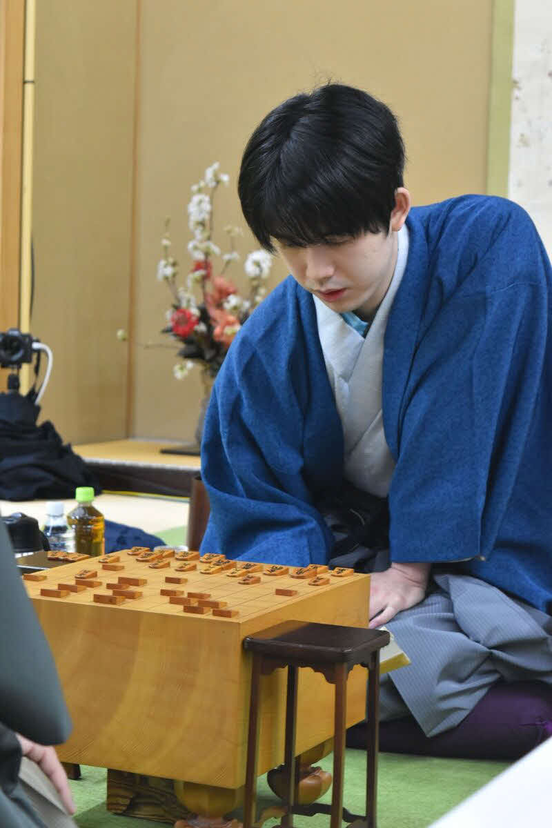 4連覇を目指して名人戦初登場の糸谷哲郎八段の挑戦を受ける藤井聡太名人（日本将棋連盟提供）