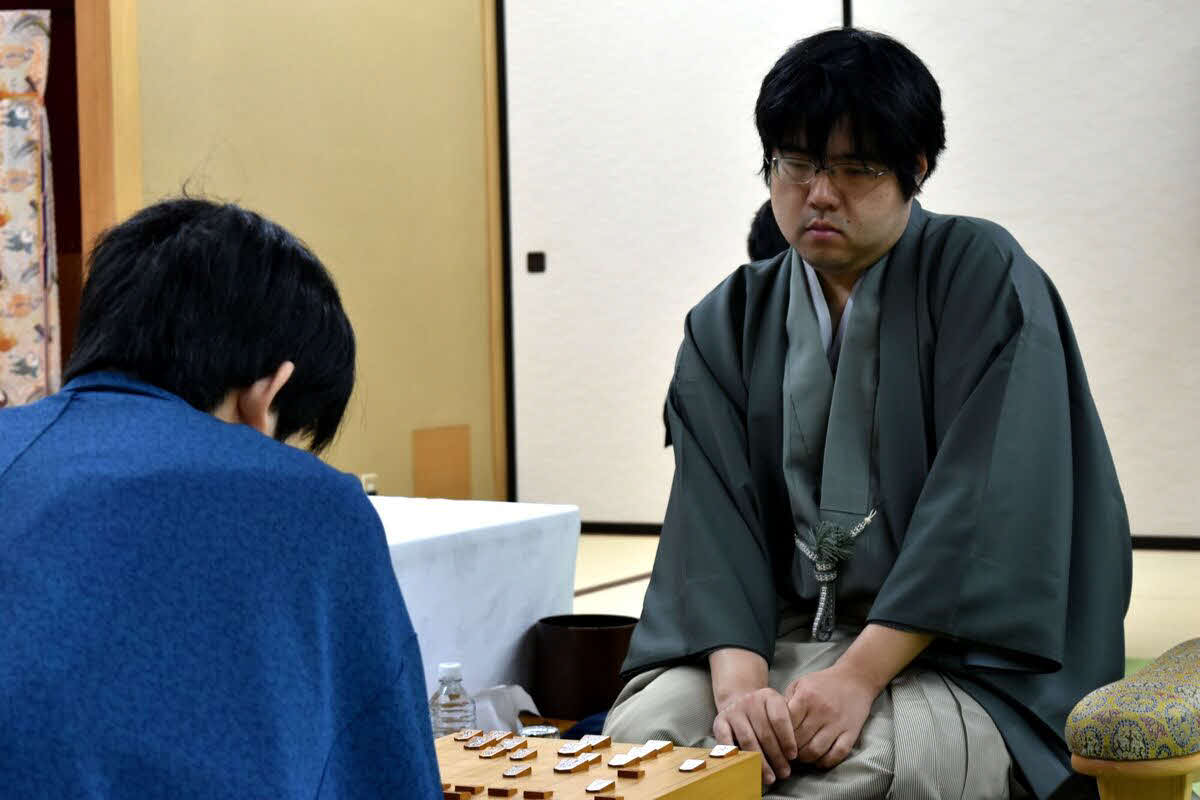 名人戦初登場でいきなり独創的な指し回しを披露している糸谷哲郎八段（日本将棋連盟提供）