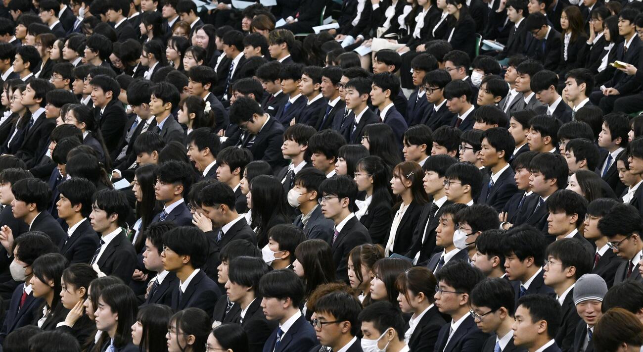 日本武道館で開かれた東大の入学式に出席する新入生ら