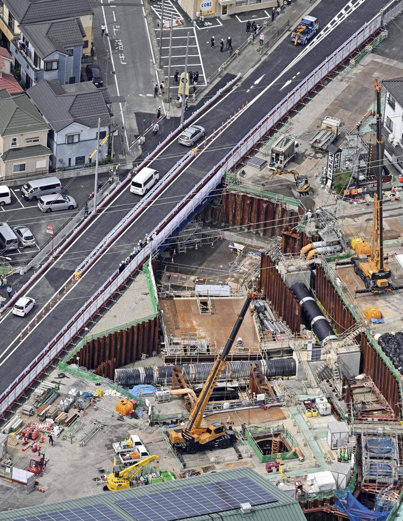 県道54号線を一部で再開した道路陥没事故現場（共同）