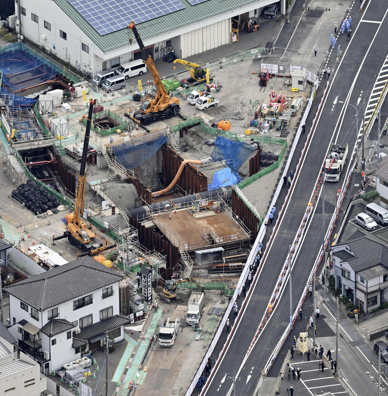 県道54号線を一部で再開した道路陥没事故現場（共同）