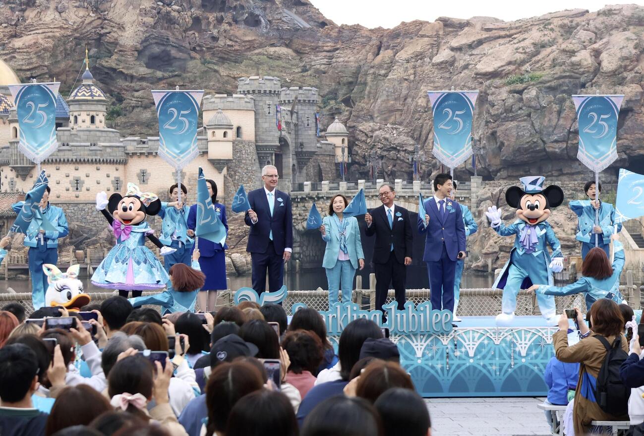 ミッキーマウスやミニーマウスも登場して始まった東京ディズニーシーの開園25周年記念イベント（共同）