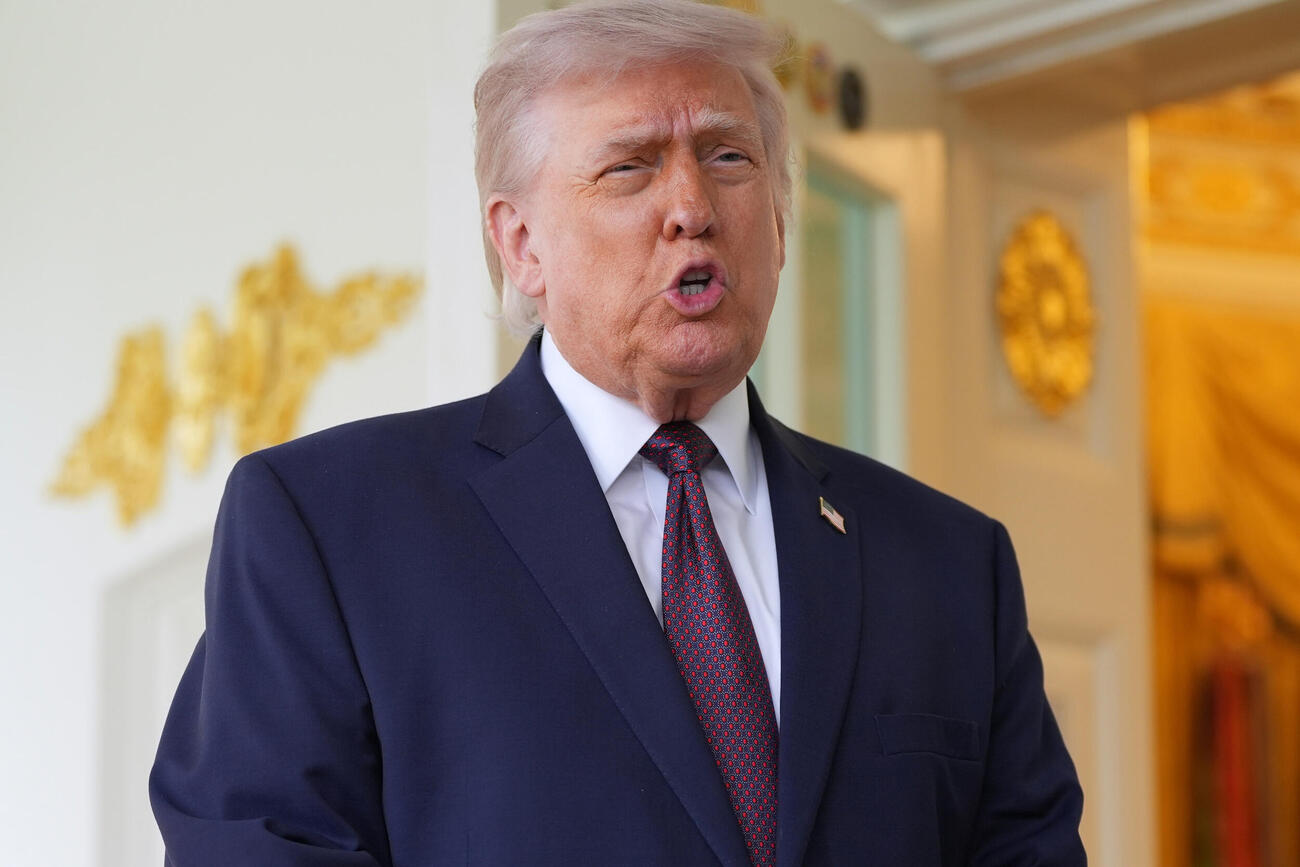 米ワシントンのホワイトハウスで話すトランプ大統領（AP＝共同）