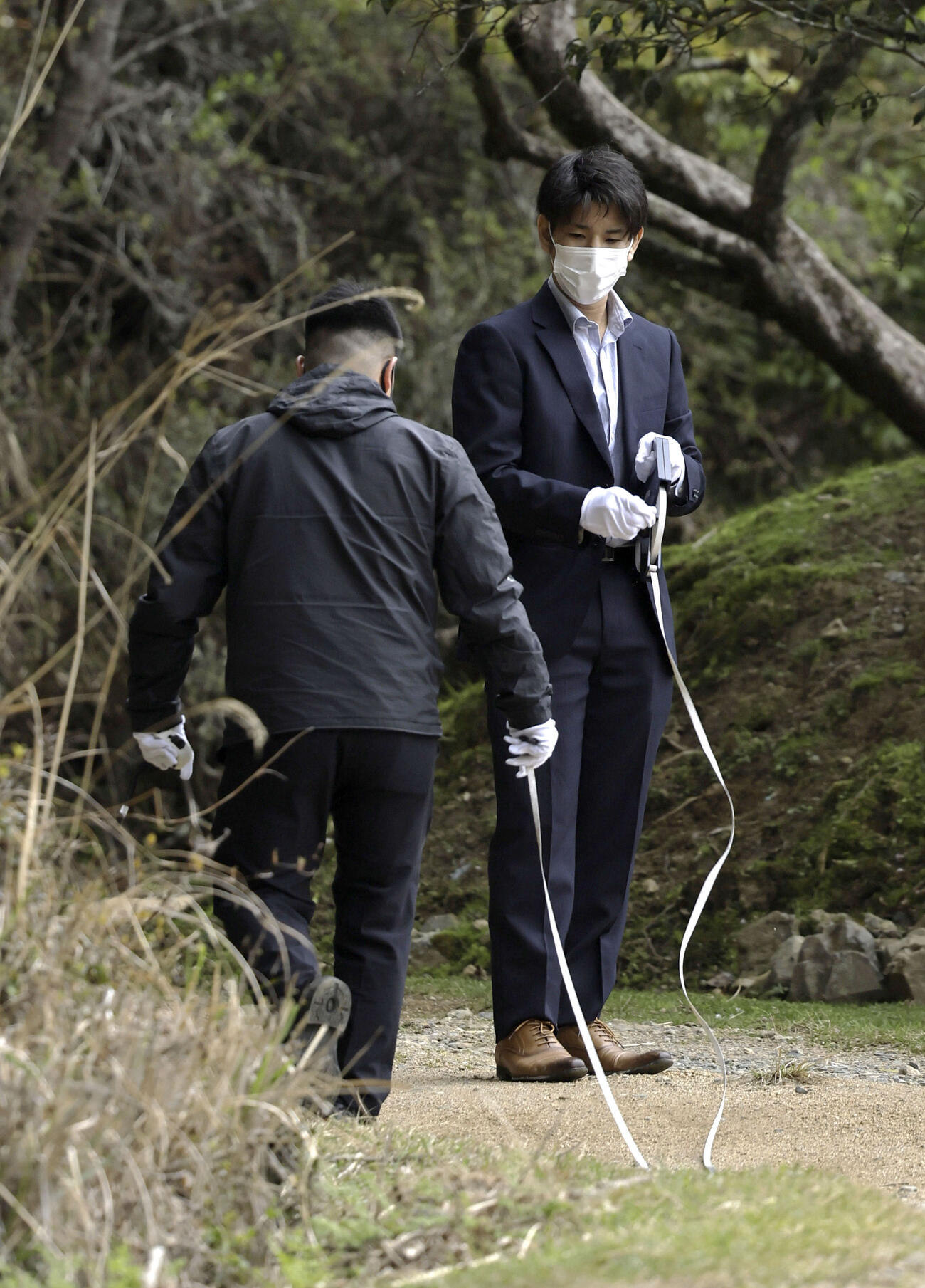 安達結希さんの自宅付近を調べる捜査員（共同）