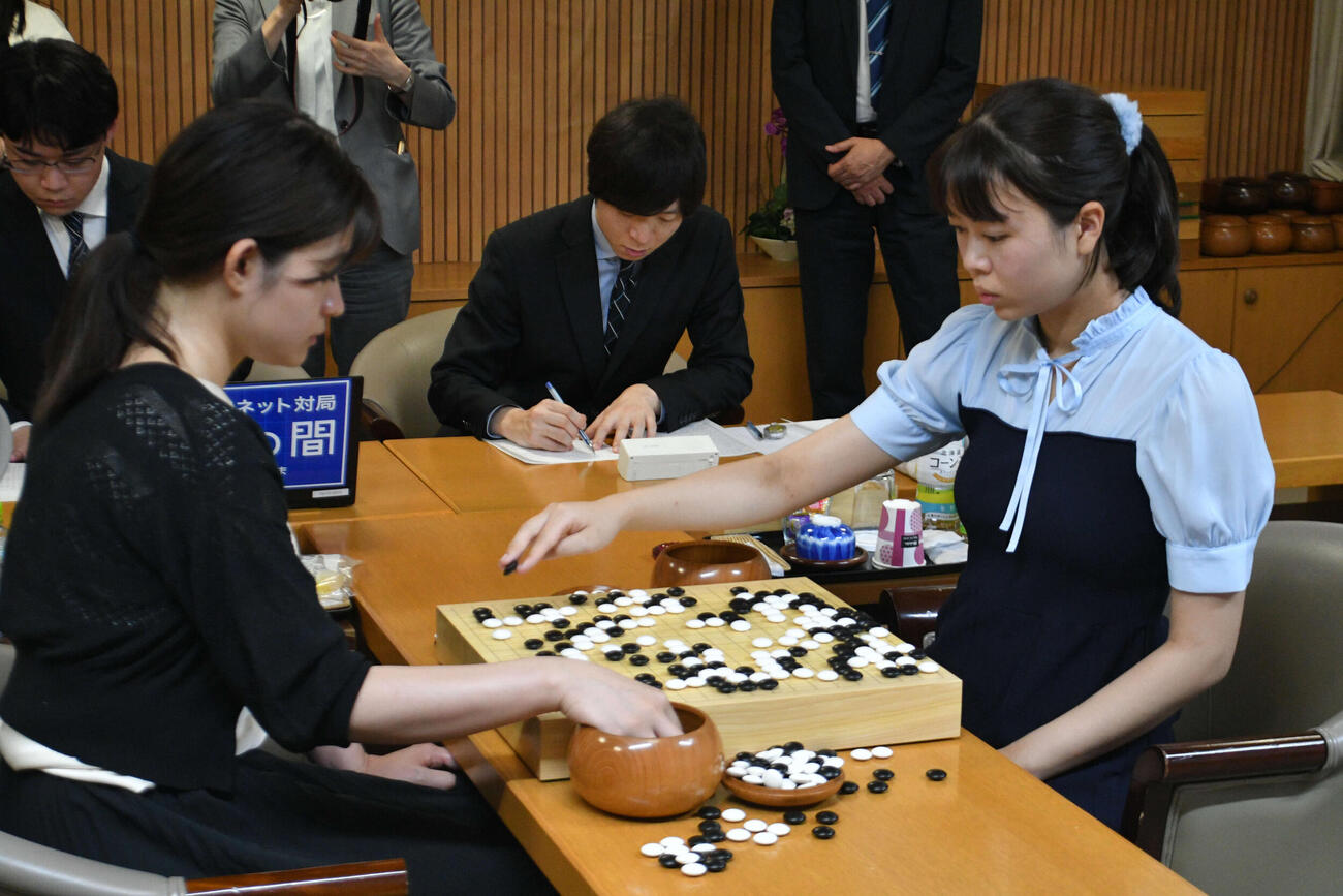 今期で休止となる女流名人戦は藤沢里菜女流本因坊（左）に上野愛咲美女流名人（右）が連勝して初防衛