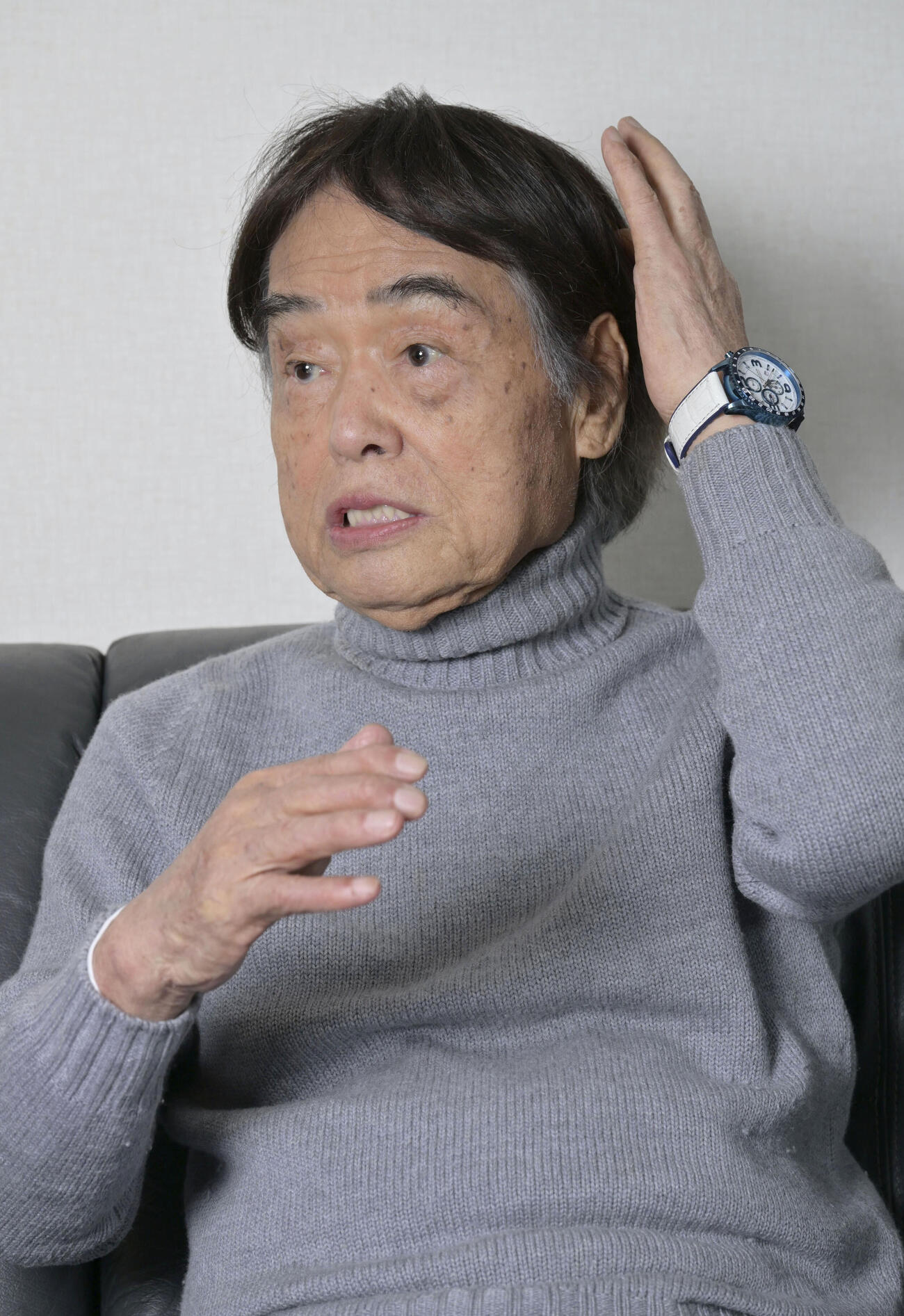 インタビューに答える東海林さだおさん（共同）