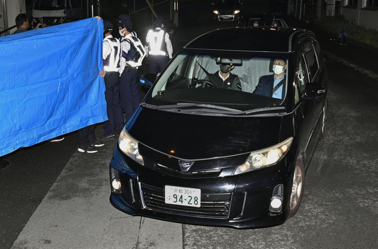 京都府警南丹署に入る安達優季容疑者を乗せた車（共同）