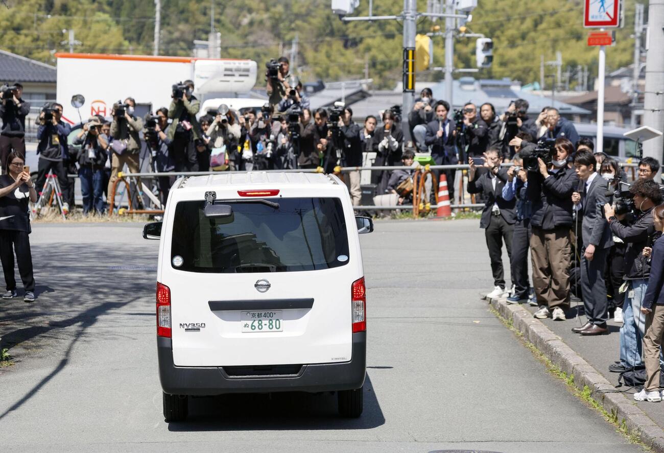 送検のため京都府警南丹署を出る安達優季容疑者を乗せた車両＝16日午後0時33分（共同）