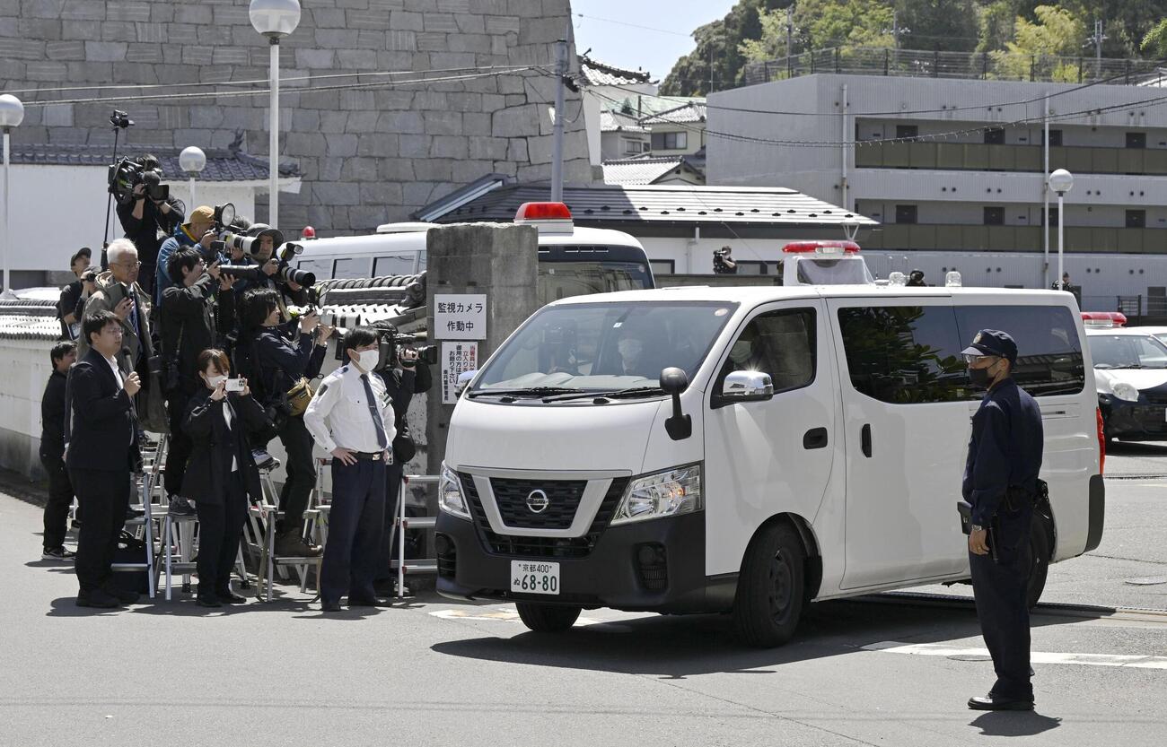 送検のため京都府警南丹署を出る安達優季容疑者を乗せた車両＝16日午後0時33分（共同）