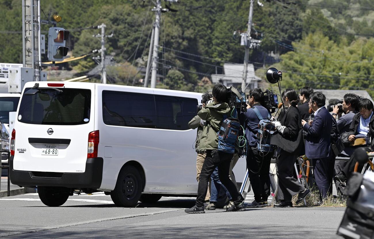 送検のため京都府警南丹署を出る安達優季容疑者を乗せた車両＝16日午後0時34分（共同）