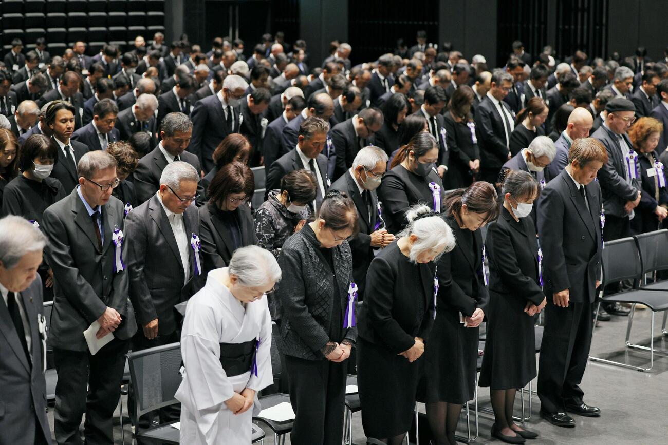 熊本地震の追悼式で黙とうする参列者＝16日午前、熊本市（代表撮影、共同）