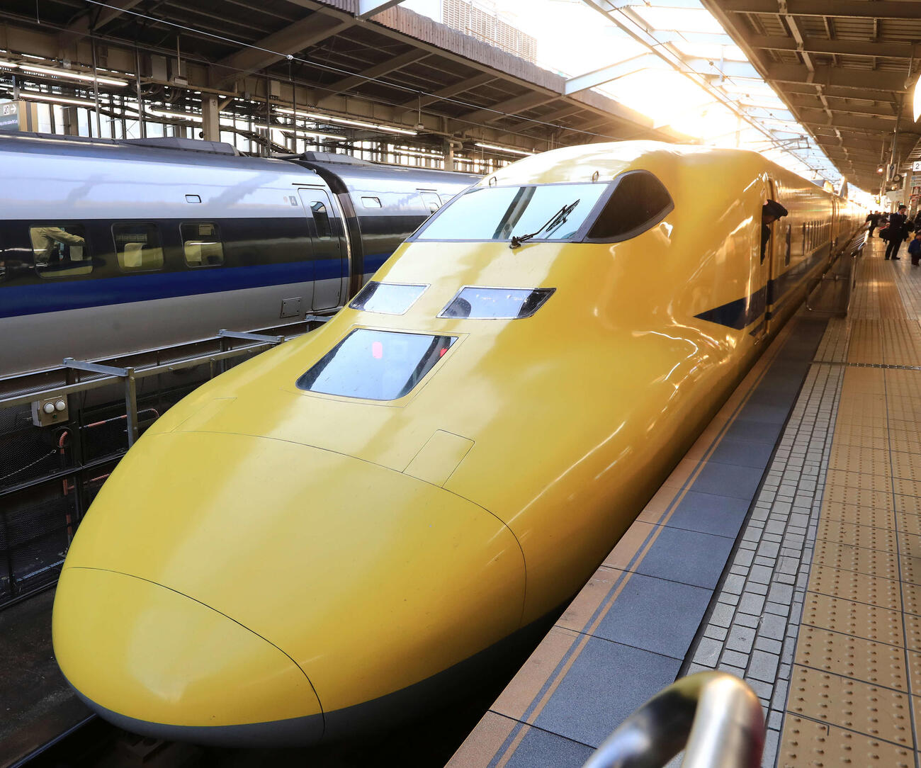 新大阪駅に停車中のドクターイエロー＝2018年12月25日