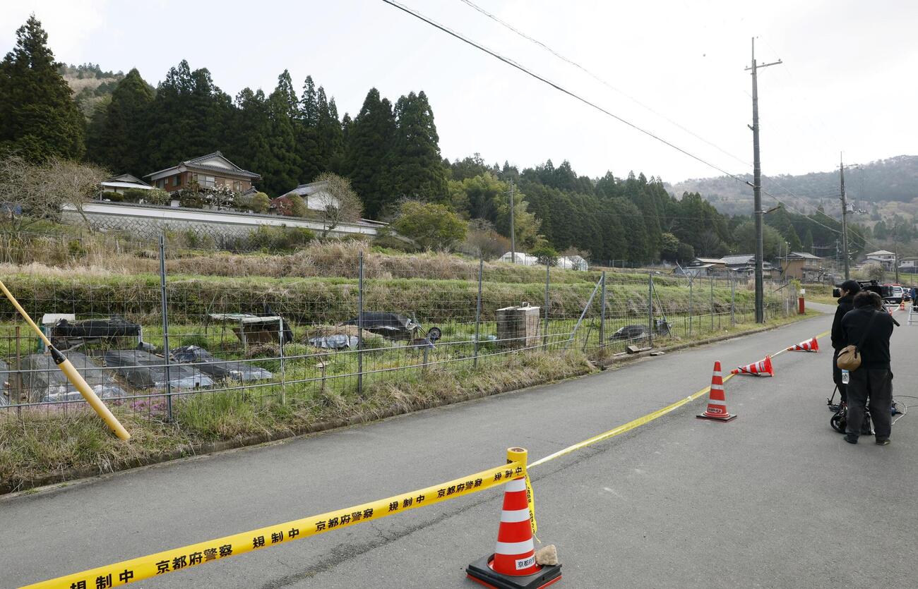 規制線が張られた安達結希さんの自宅付近（共同）