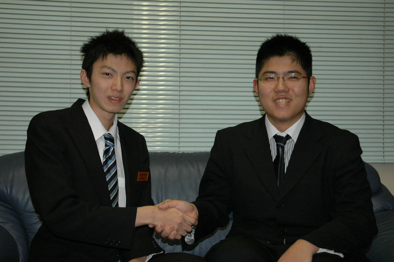 新四段として4月からデビューする糸谷哲郎（右）と中村太地は記者会見でガッチリ握手（2006年撮影）